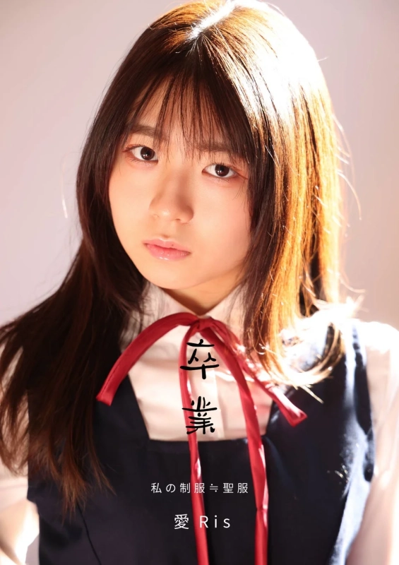 制服を着た若い女性のクローズアップポートレート。