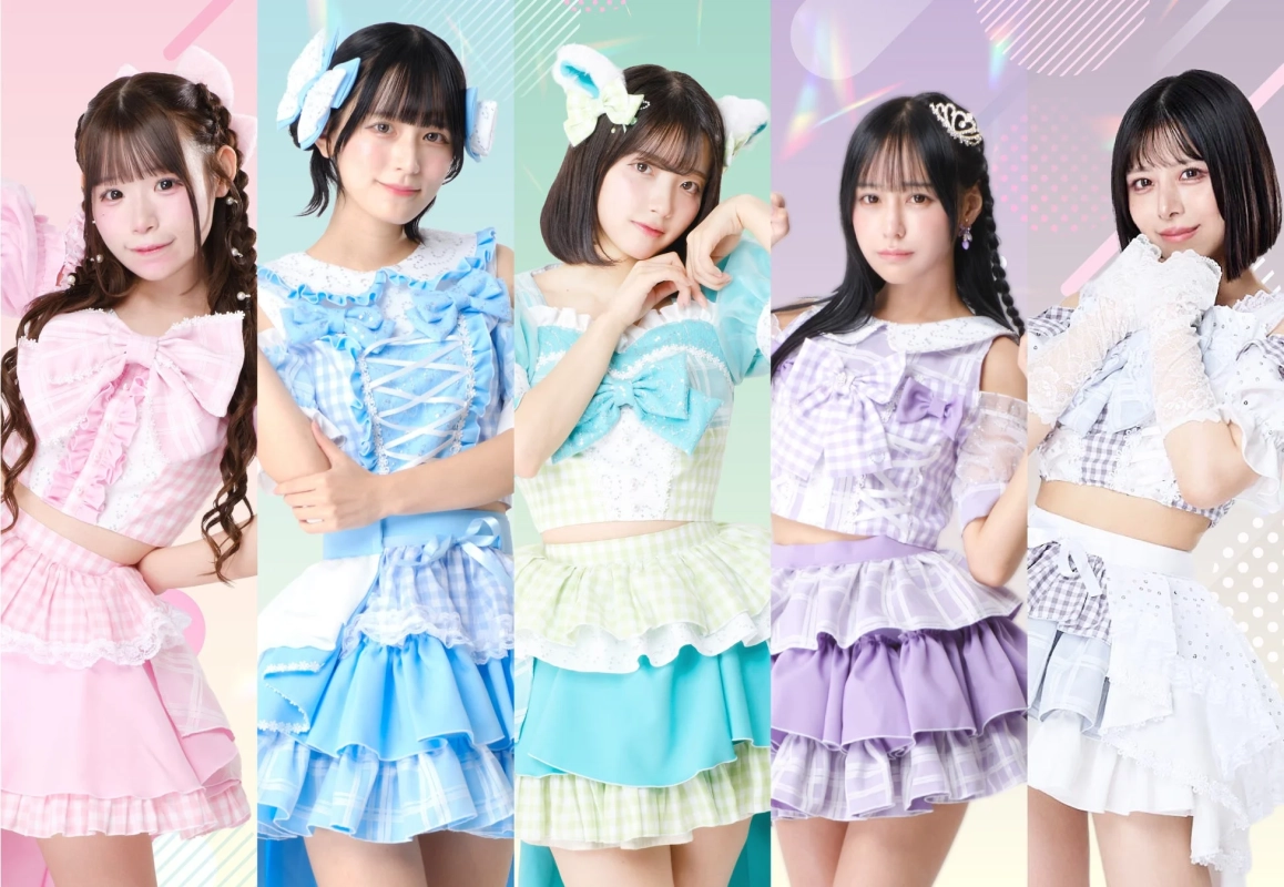 パステルカラーのアイドル衣装を身につけた5人の若い女性がポーズをとっています
