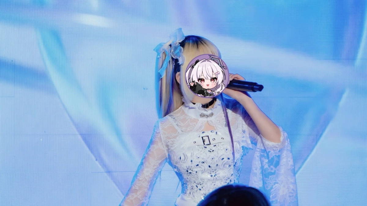 ステージ上で歌唱する人物