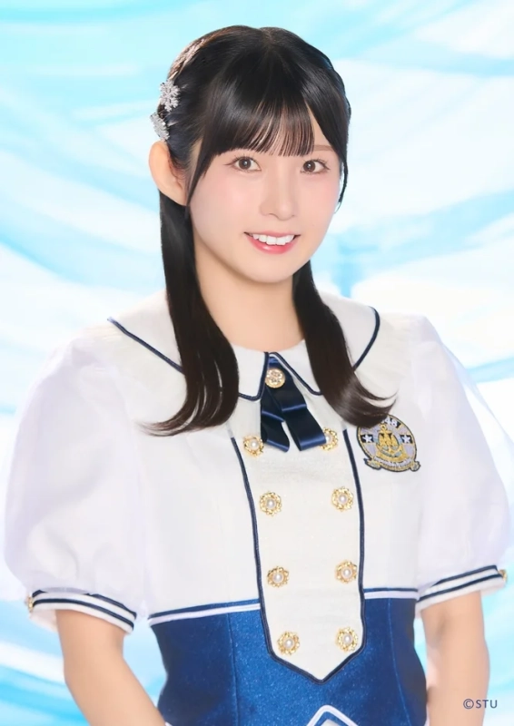 白いセーラー服風衣装のSTU48メンバー