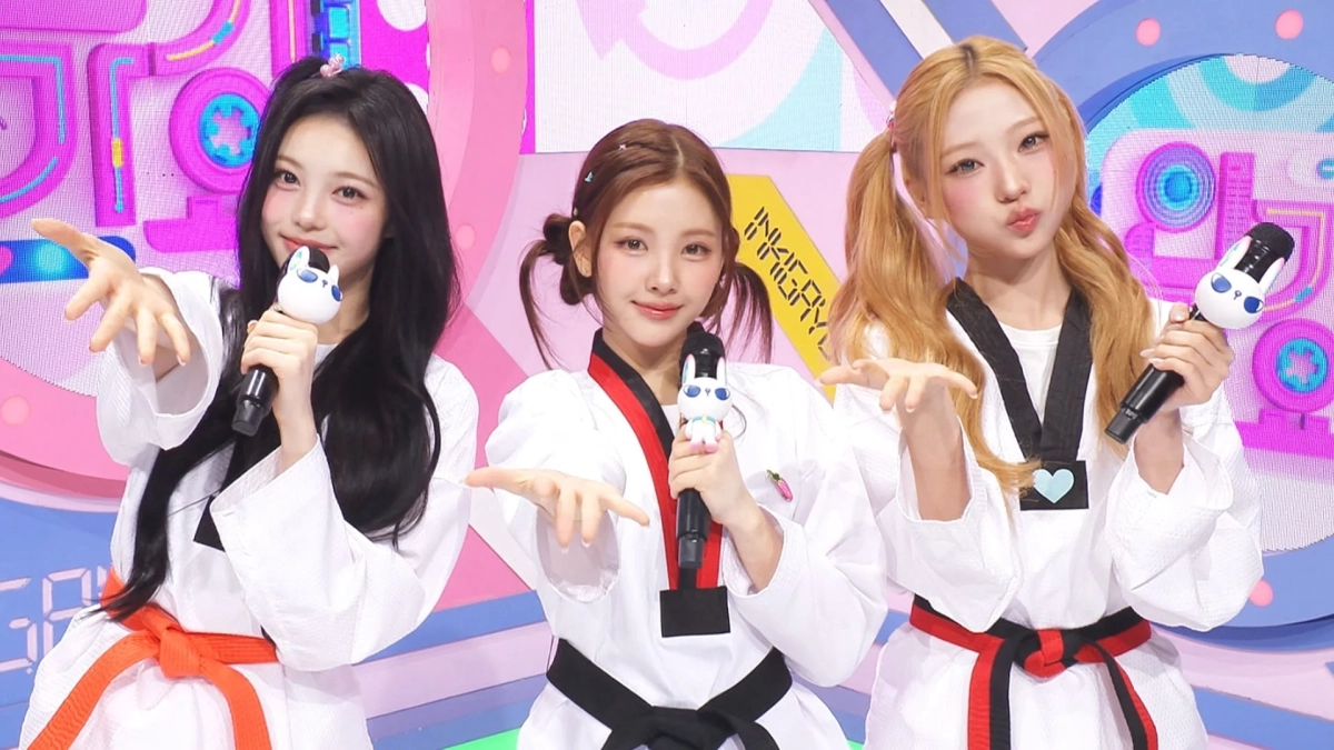 テコンドーの道着を着用した3人の女性アイドル