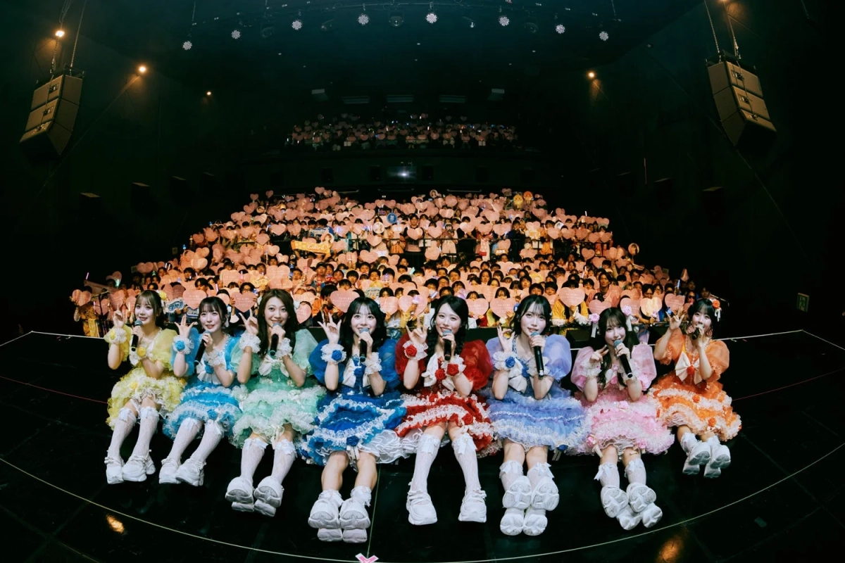 メンバーが座るステージ