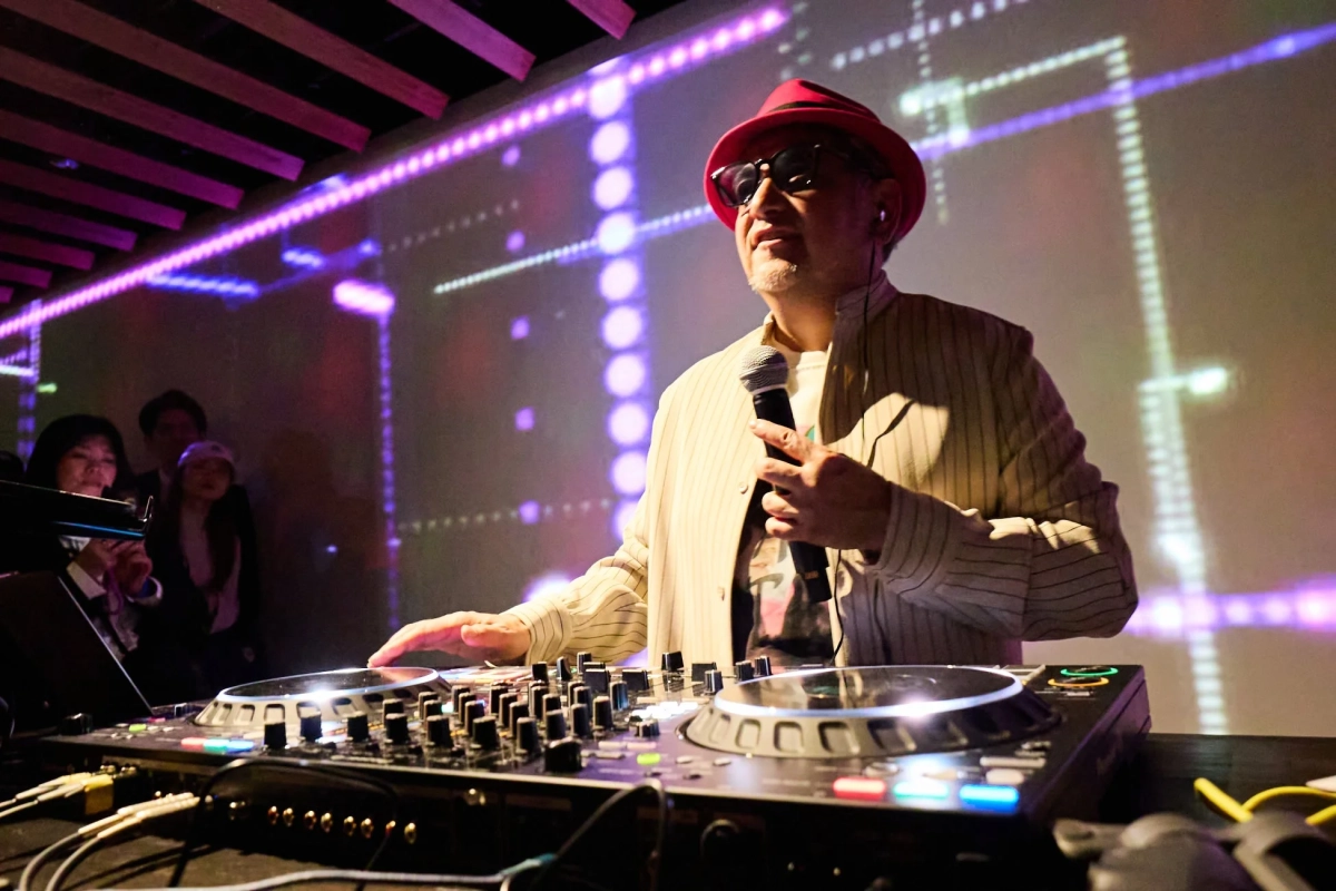 DJ TAROが和空間でパフォーマンスする様子