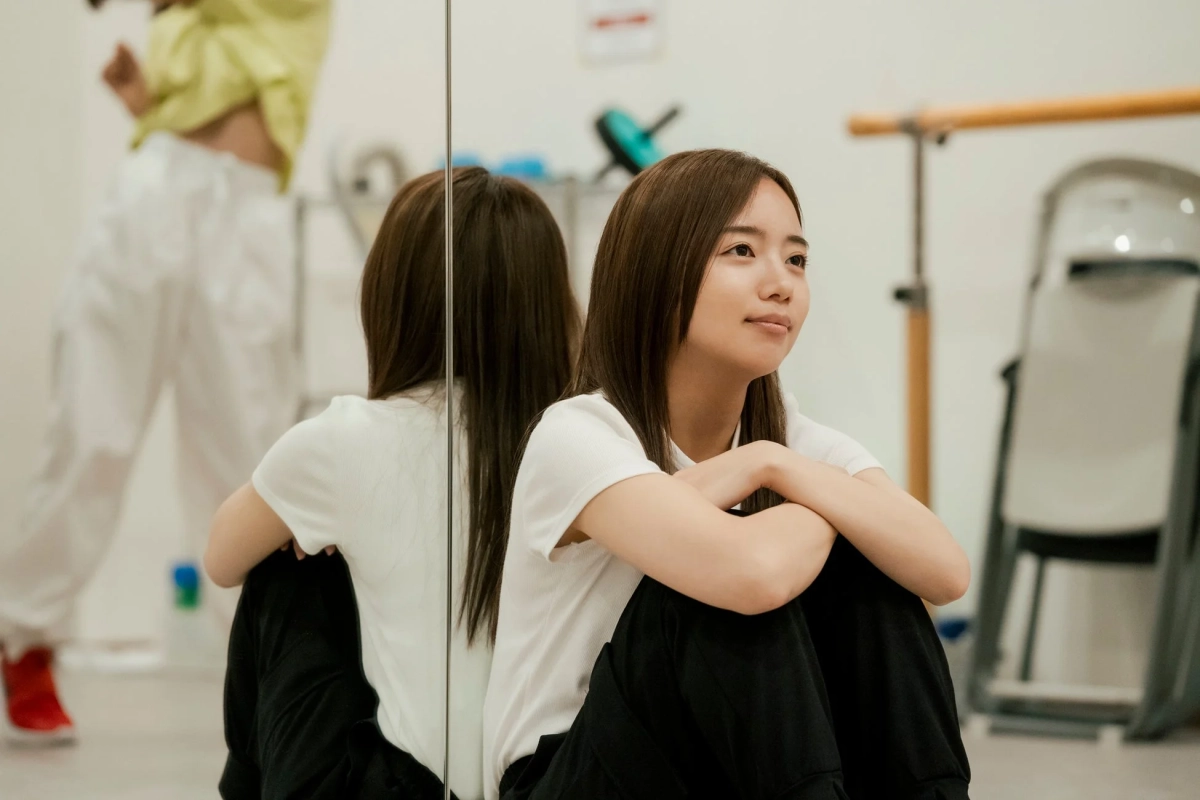 ダンススタジオで座る女性