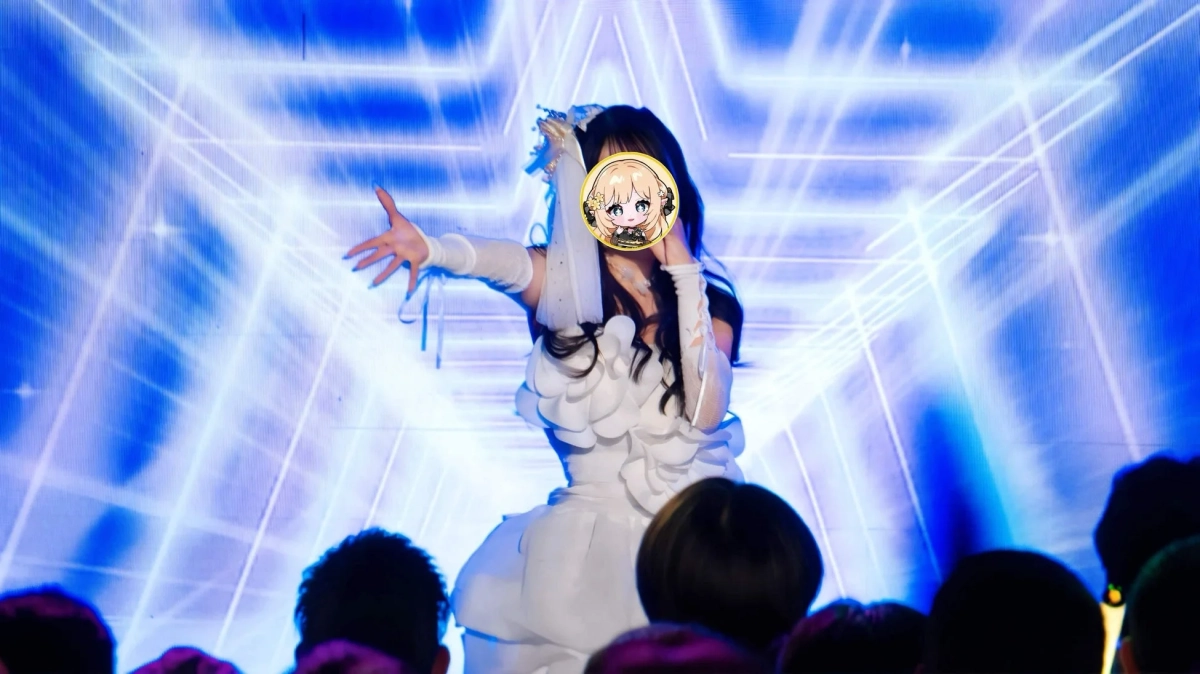 ステージで歌い踊るパフォーマー