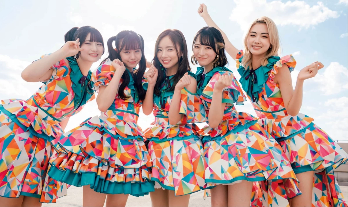 カラフルな衣装のアイドルグループ