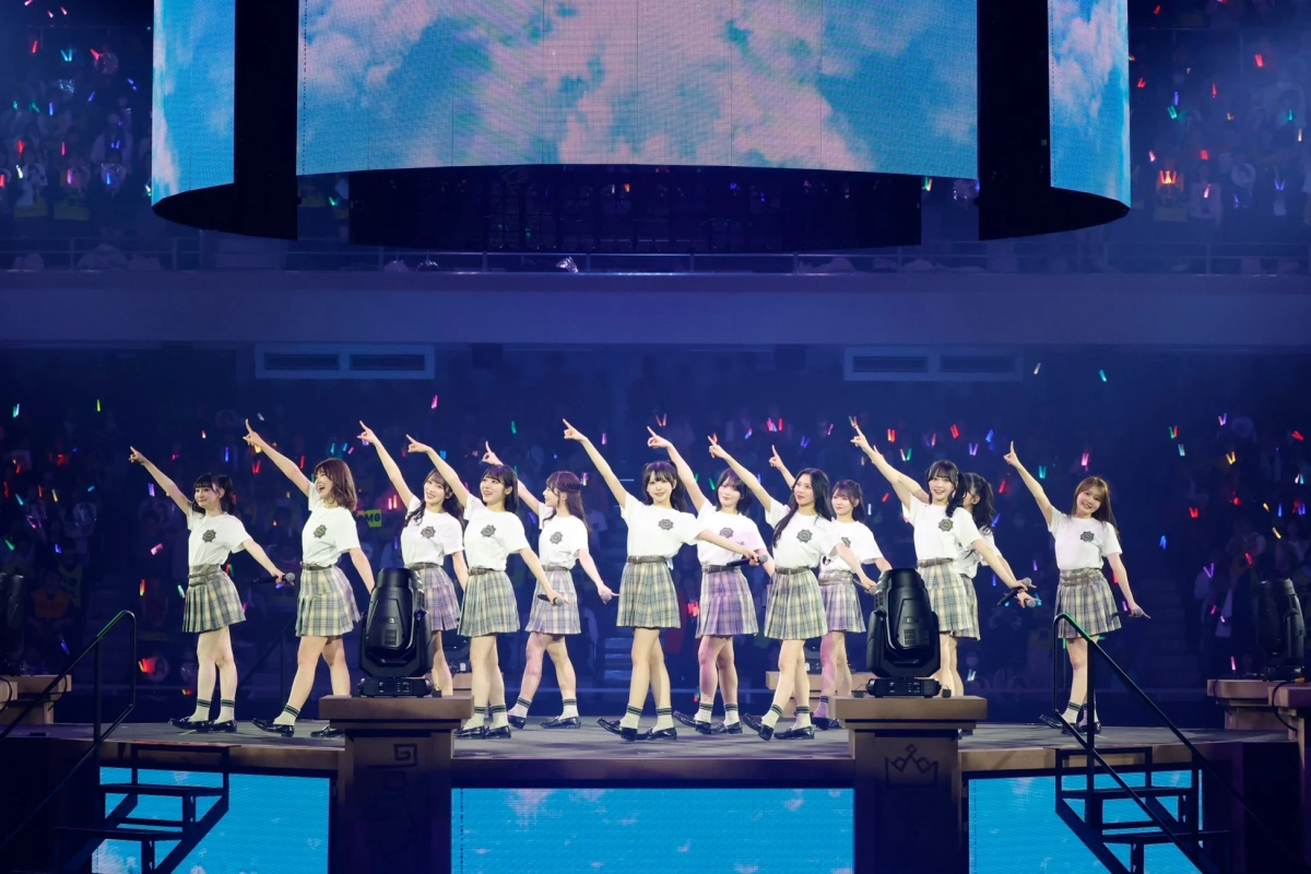 指差しポーズでパフォーマンスするメンバー