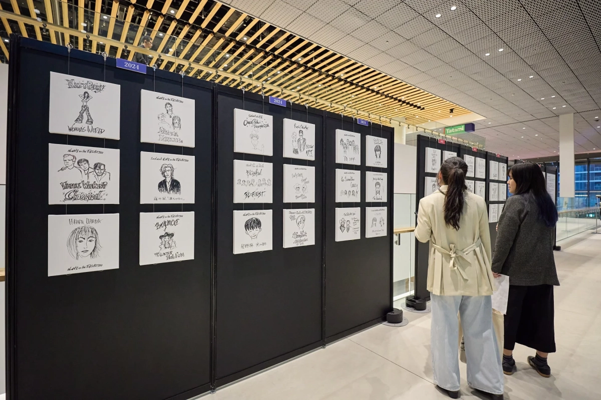 クリス・ペプラー画伯によるアーティストのイラスト展示
