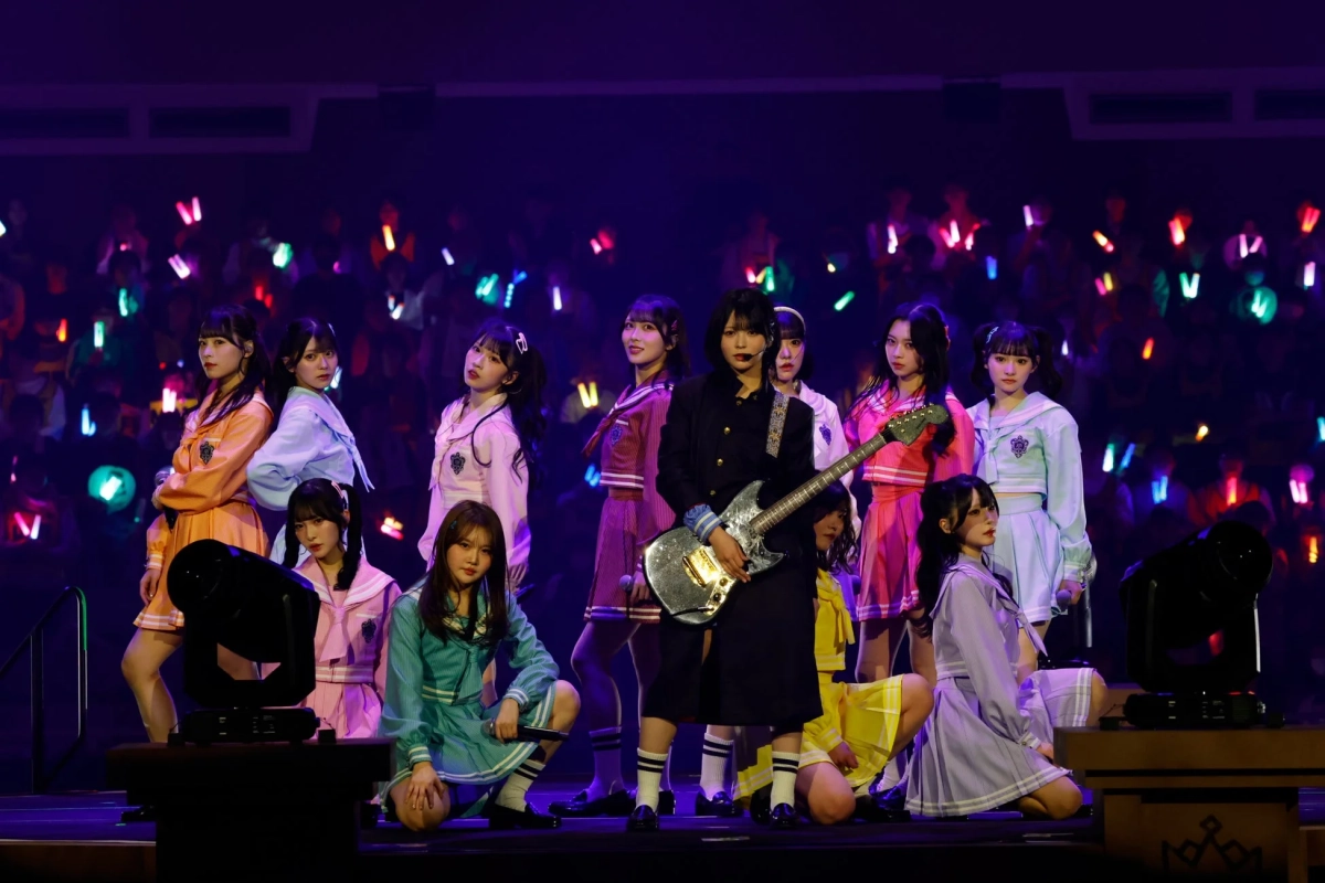 ギターを演奏するメンバーを含むパフォーマンス