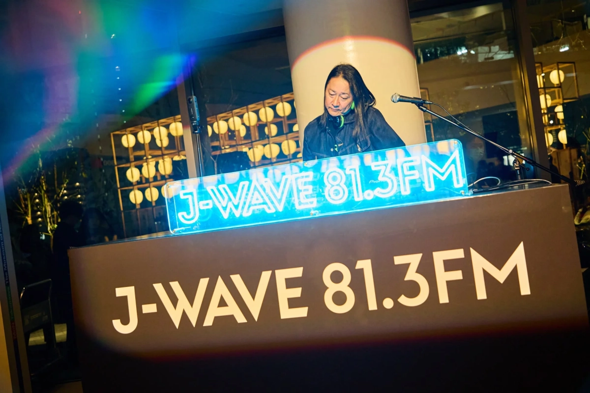 J-WAVEのネオンサインとDJブース