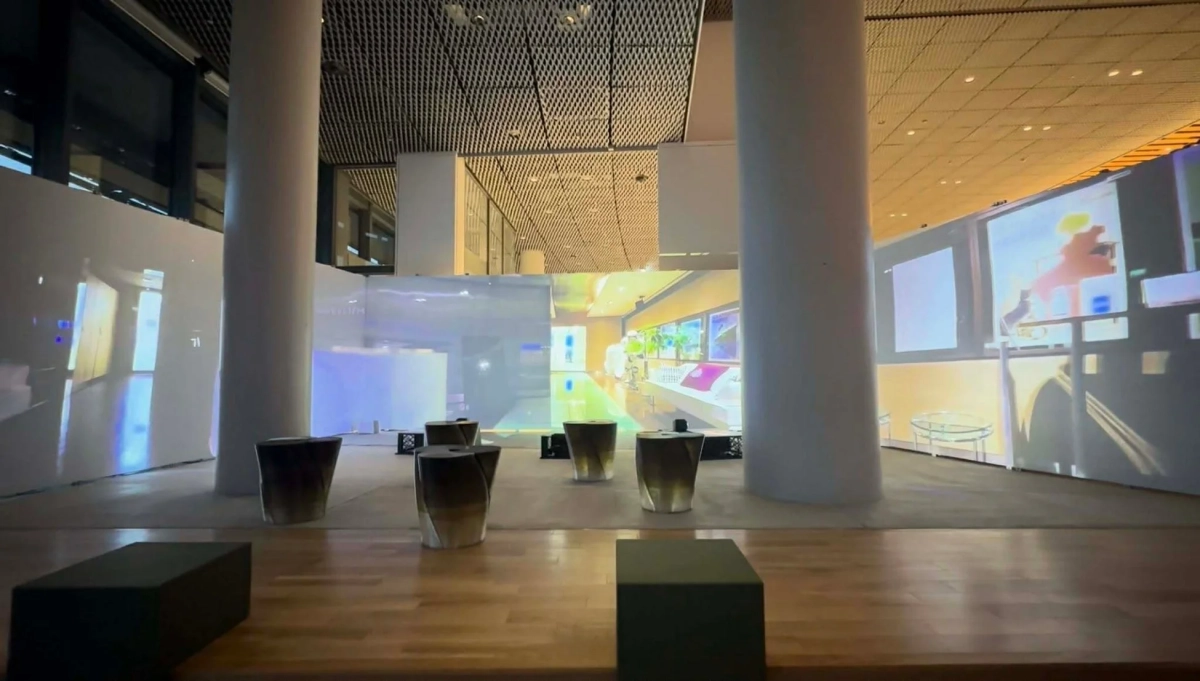未来的な展示空間の様子