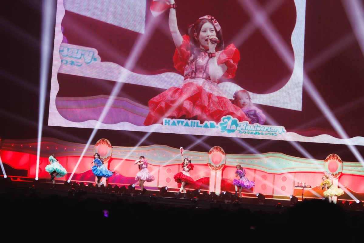 華やかなステージでパフォーマンスを行うアイドルグループのコンサート風景。