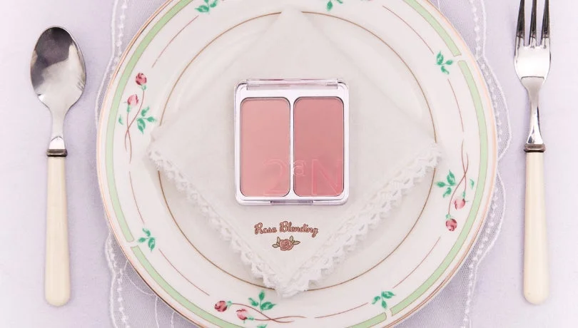 コスメパレットと食器