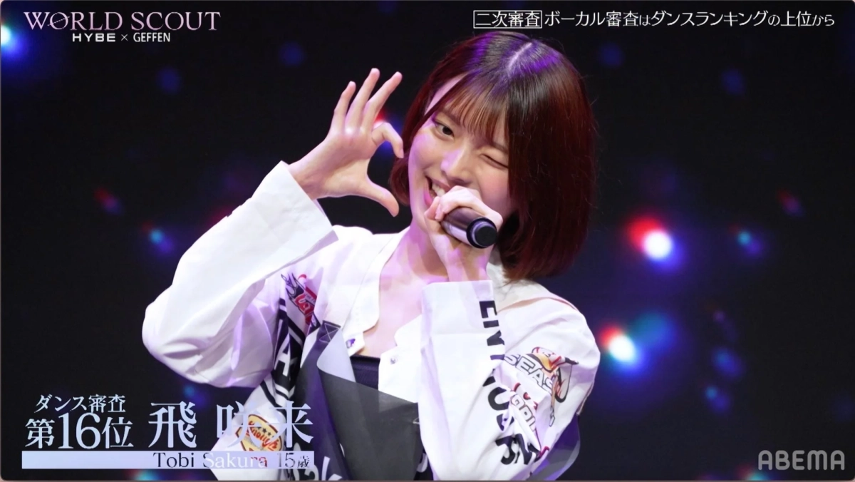 ステージでパフォーマンスをする飛咲来さん