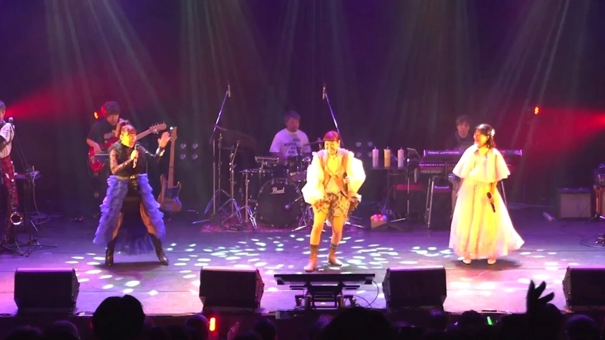 ライブステージでパフォーマンスするID85の3人