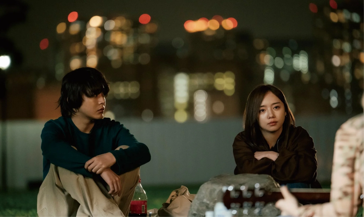 夜の屋外で話す男女