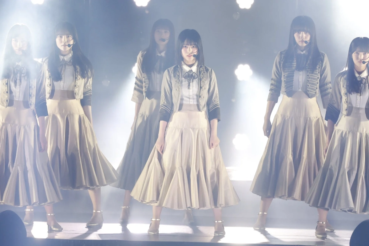 ステージ上でパフォーマンスを行う日本の女性アイドルグループの様子