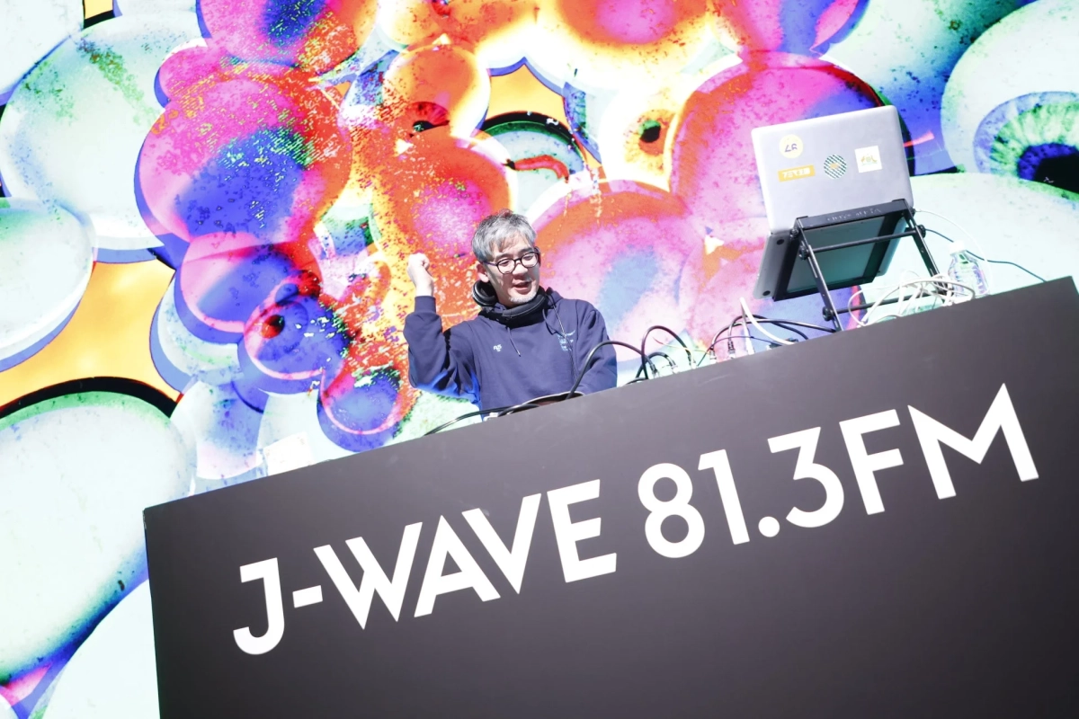 DJ FUMIYAがDJブースでパフォーマンスする様子