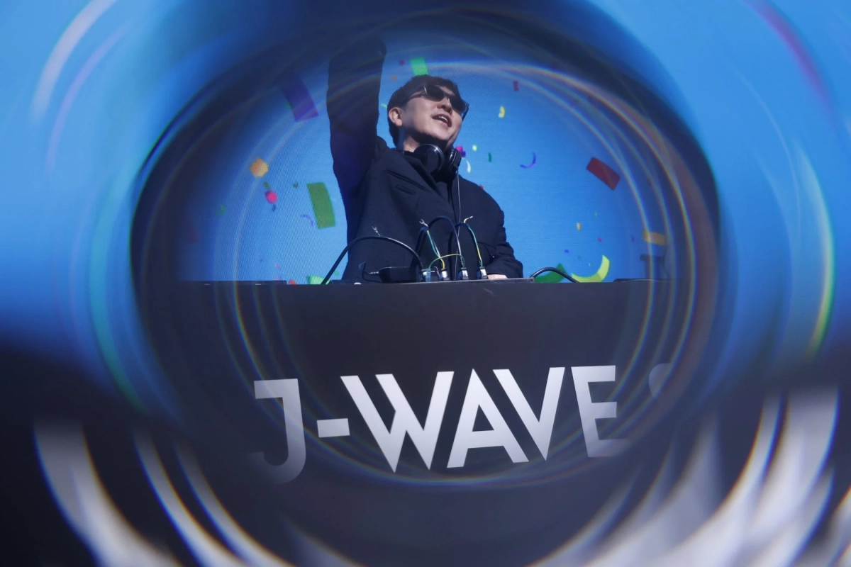 ☆Taku TakahashiがステージでDJパフォーマンスする様子