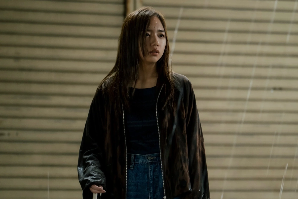 雨の中に立つ女性