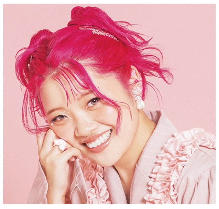 女性,ピンク髪,笑顔,ポートレート,ファッション,ヘアスタイル,明るい,可愛らしい,メイク,アクセサリー,フリル,ピンク背景