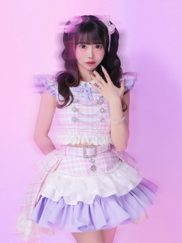 フリルが特徴的な衣装のメンバー