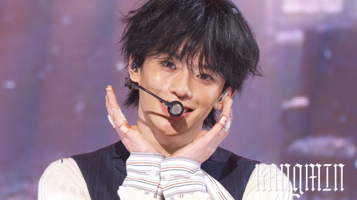 ステージで可愛らしいポーズをとるKANGMIN