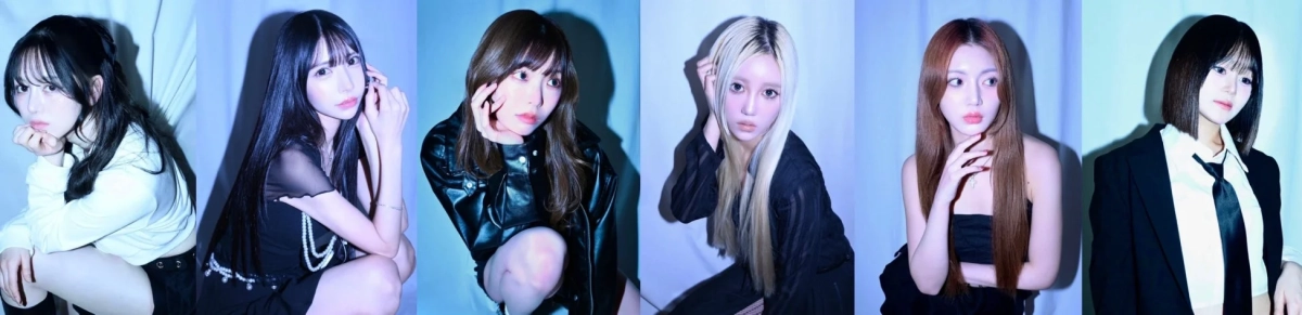 青い照明の中で様々なヘアスタイルや服装の若い女性6人が並んでポーズをとっている集合写真。