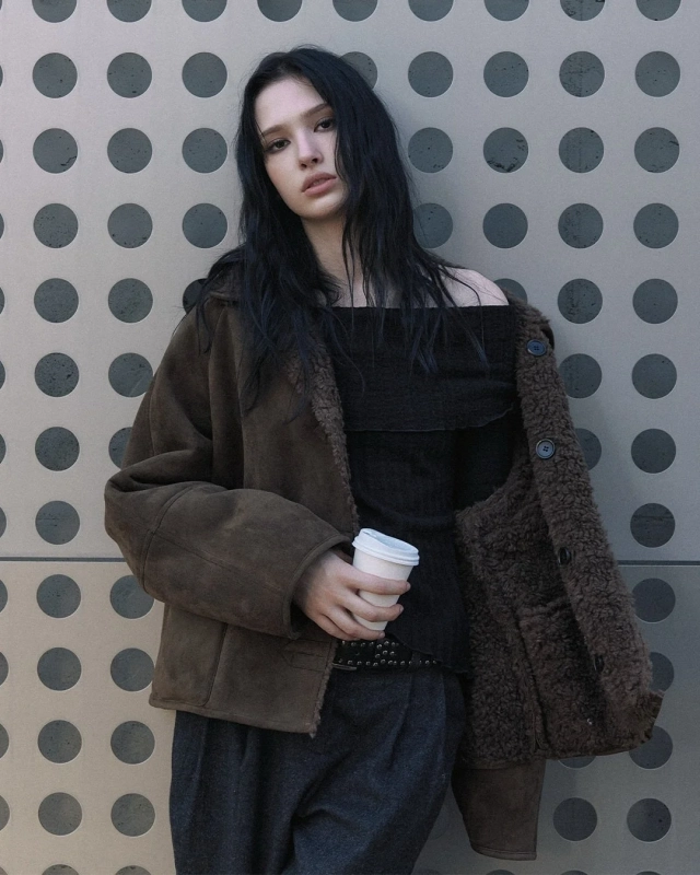 Curettyのアイテムを着用した女性