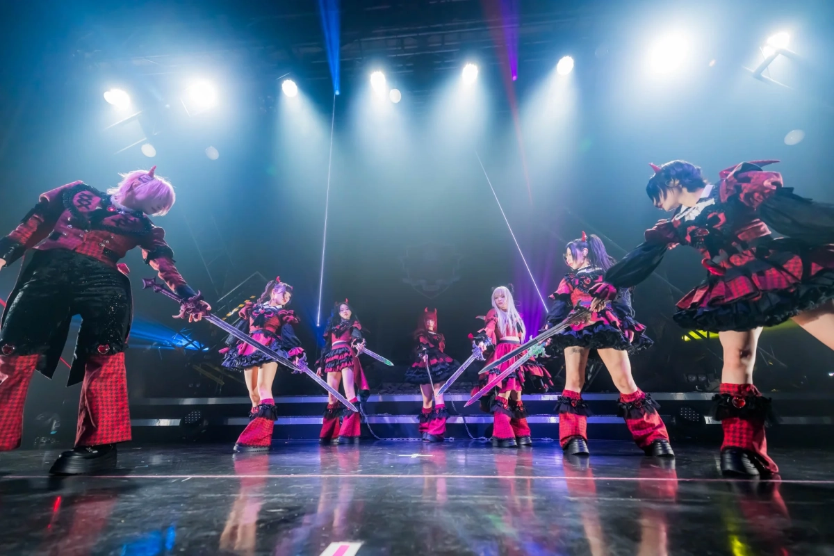 赤と黒の新衣装でパフォーマンスするAVAM