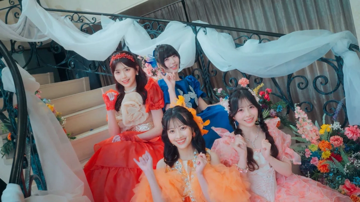 花と白い布で飾られた階段に座る5人の女性アイドル