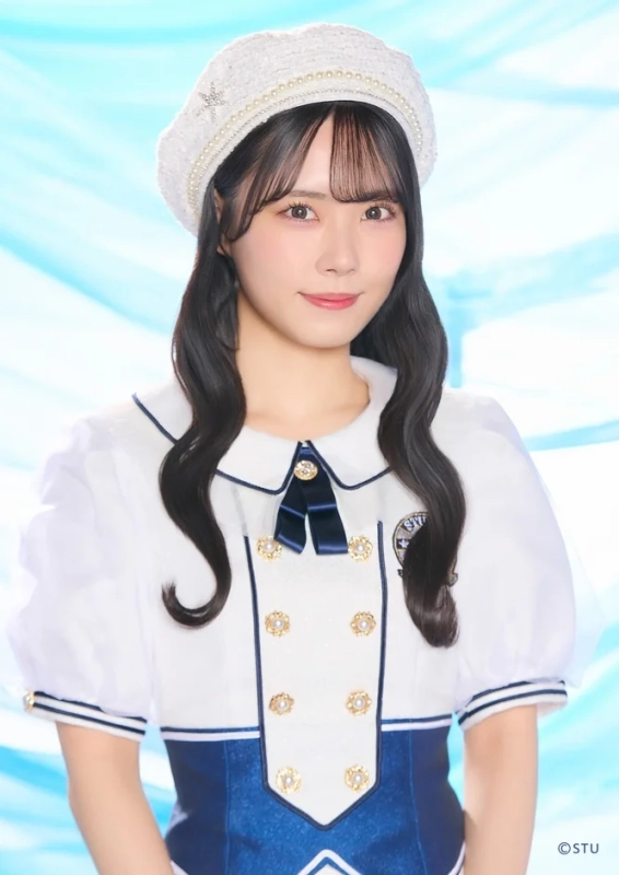 白いベレー帽とセーラー服風衣装のSTU48メンバー