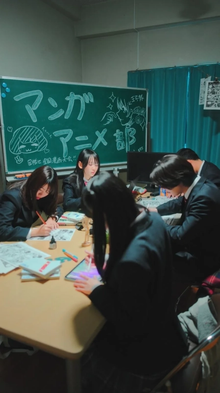 漫画アニメ部で創作活動する学生