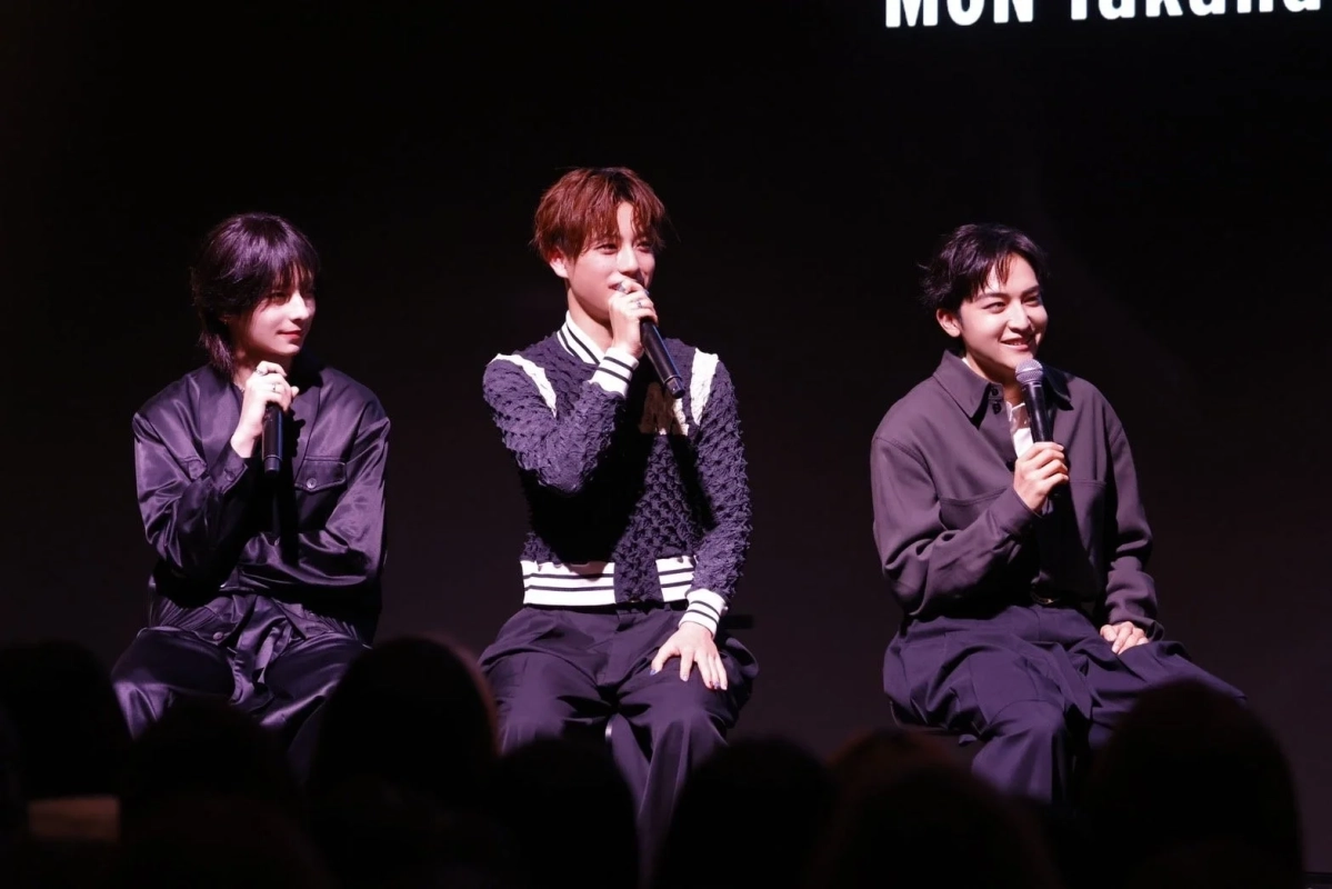 STARGLOWの3人がステージでトークする様子