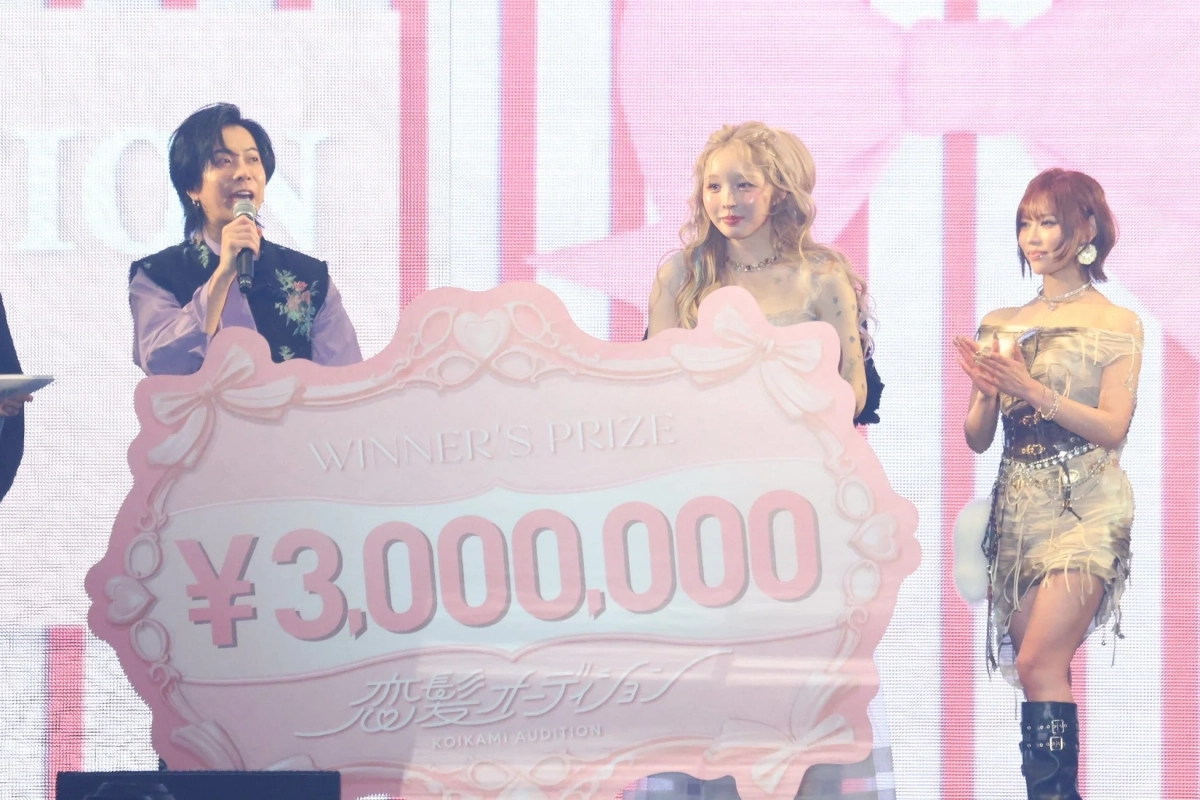 賞金300万円のパネルを持つ優勝者とMC陣