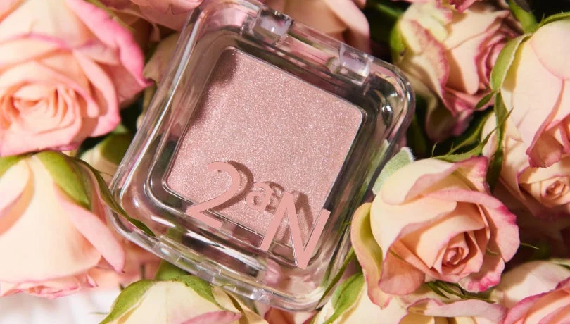 ラメ入りアイシャドウ/チークとバラ