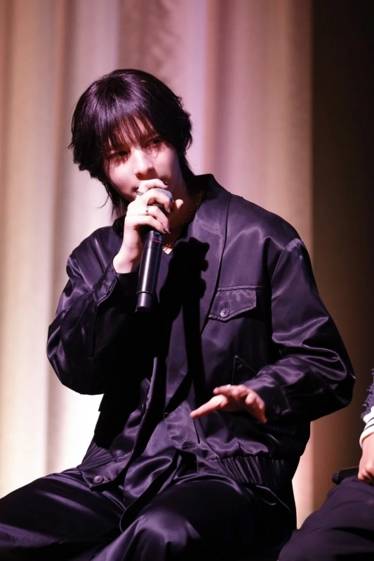 STARGLOWのメンバーの一人がマイクを持って話す様子