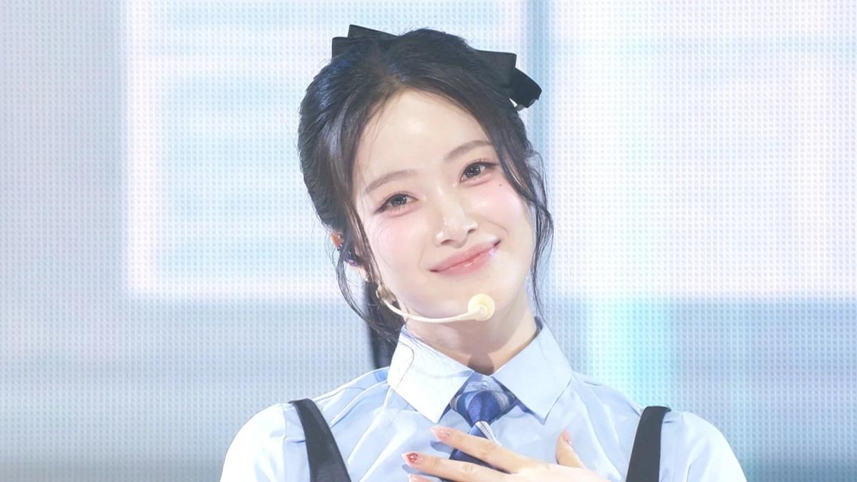 ステージ上で優しく微笑む若い女性