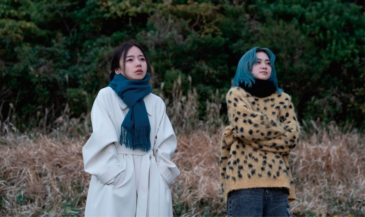 屋外に立つ2人の女性