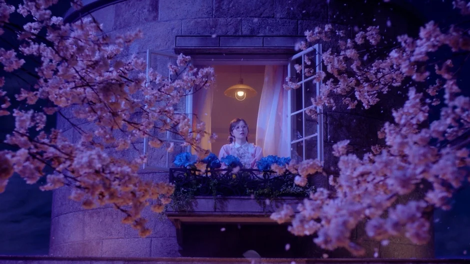 窓から外を見つめるプレミアムなみぎわさん