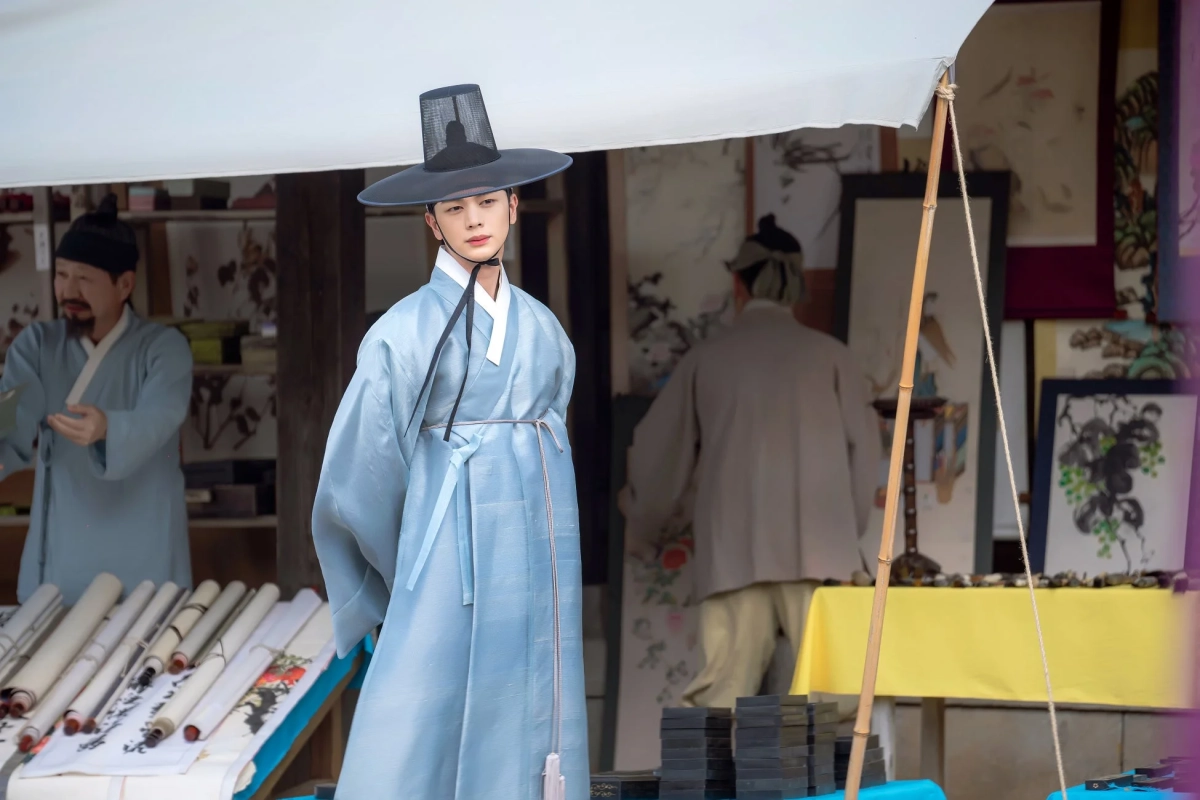 韓服姿のユク・ソンジェ