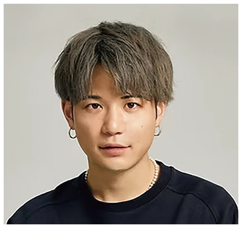 男性,若者,ポートレート,ファッション,ヘアスタイル,アクセサリー,パールネックレス,イヤリング,スタジオ撮影,グレーヘア