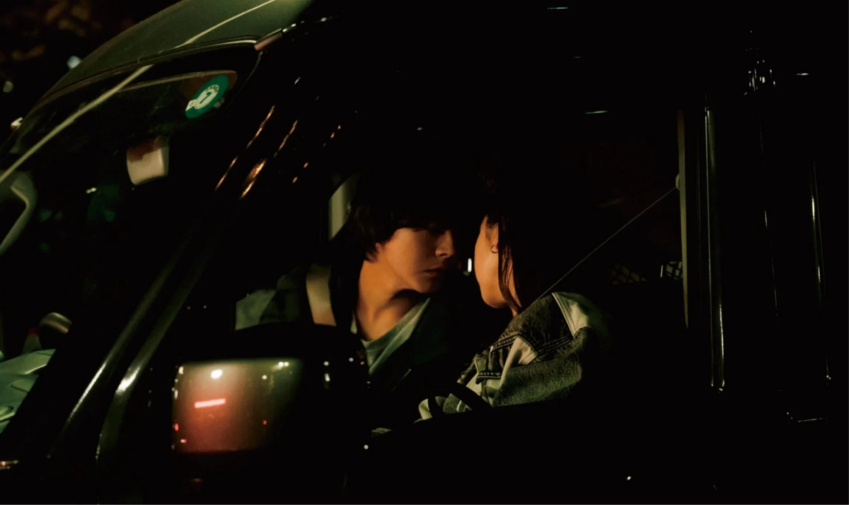 車内で顔を寄せ合う男女