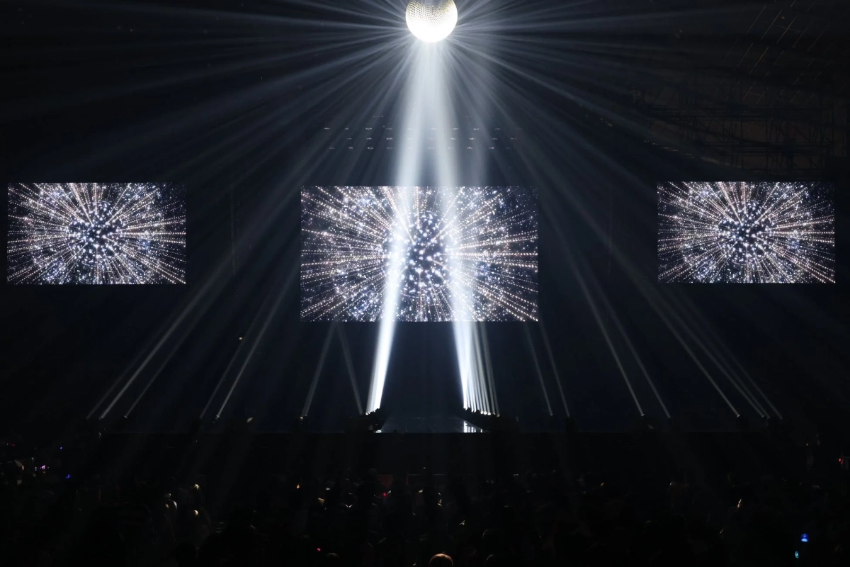 ステージの照明と観客の様子