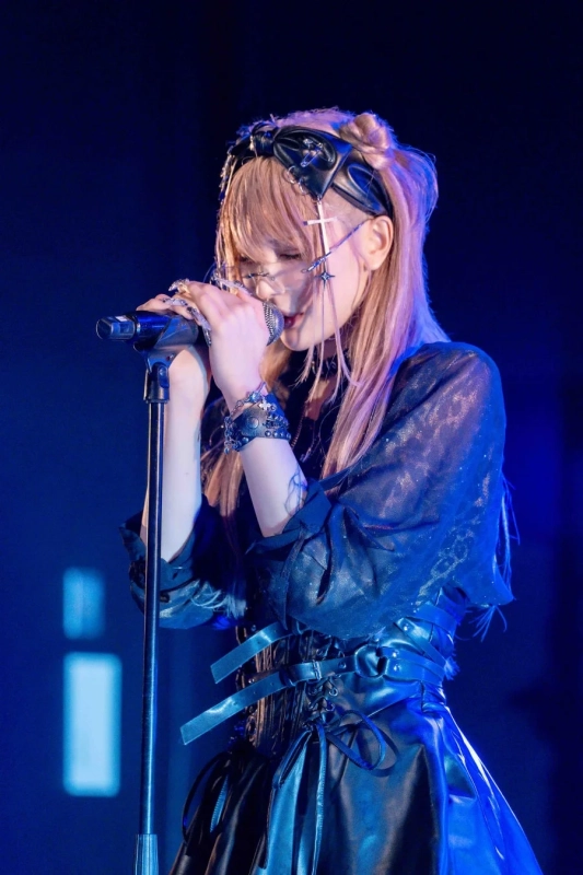 ゴシック調の衣装で歌唱する冬依ハク