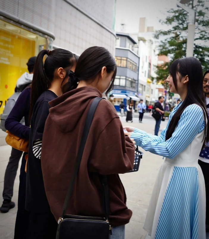 街中で立ち話をするSTU48メンバー