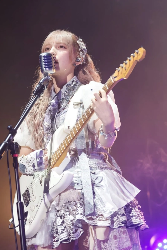 ライブステージでエレキギターを演奏する早瀬ノエルさん