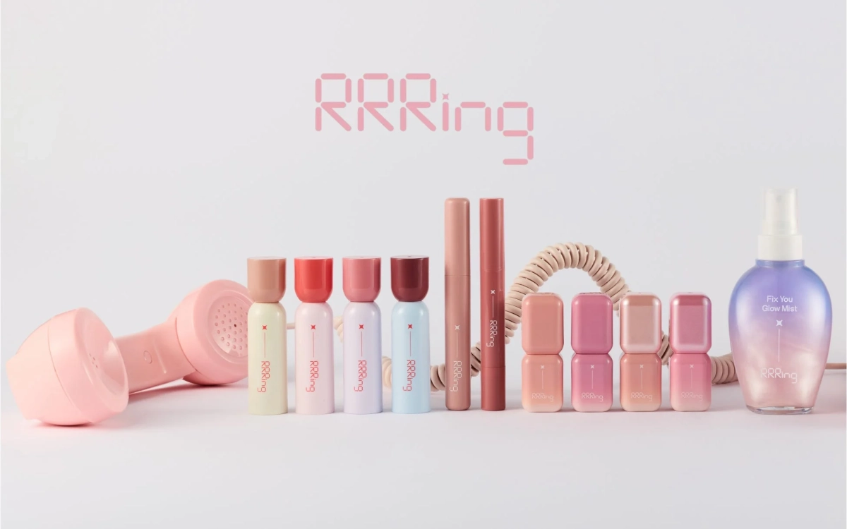 RRRingのコスメ製品とレトロな電話
