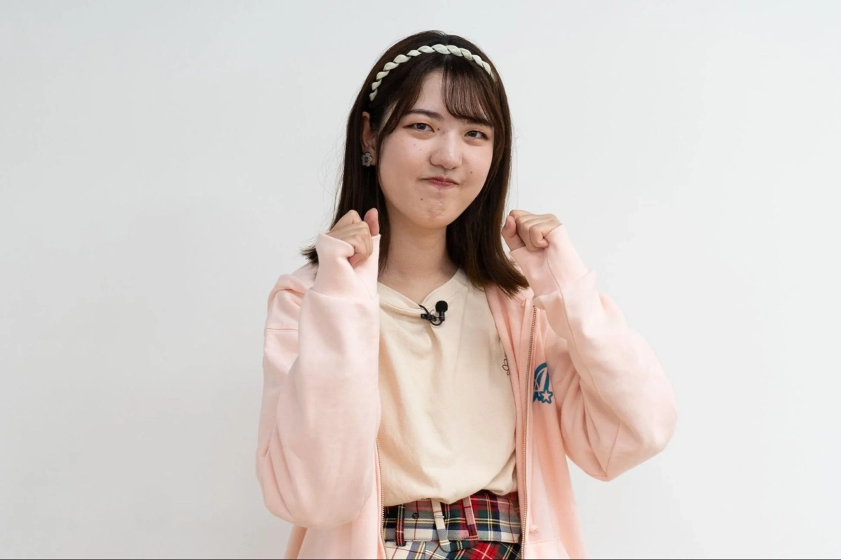 アイドル姿の女性