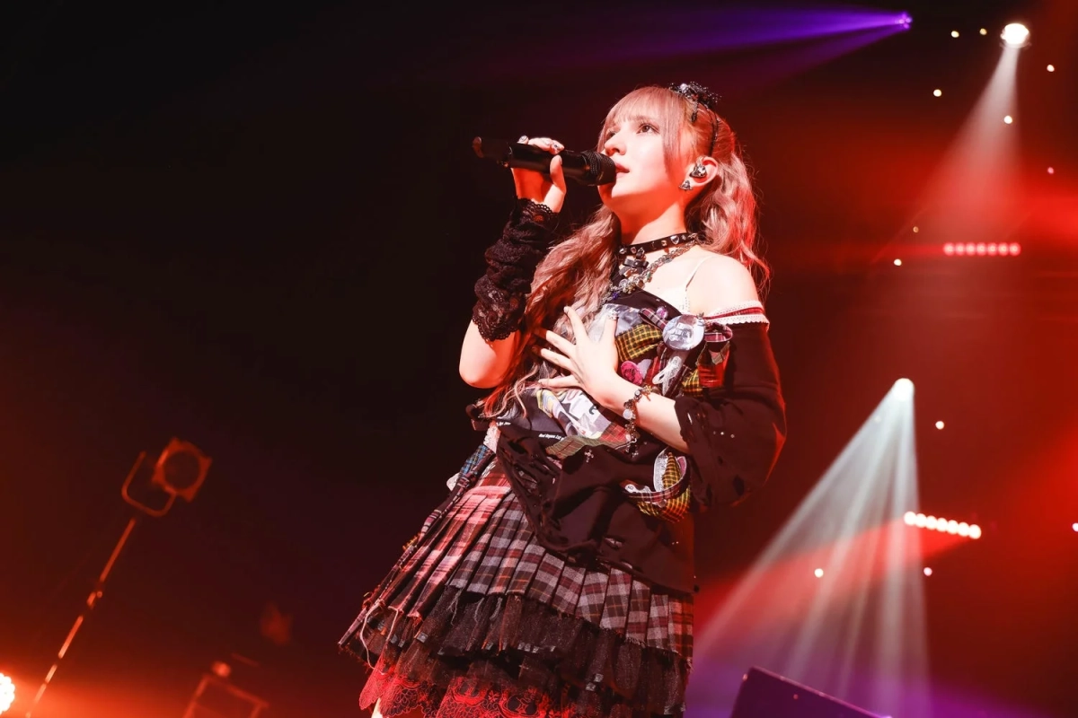 個性的な衣装で情熱的なパフォーマンスを繰り広げる早瀬ノエルさん